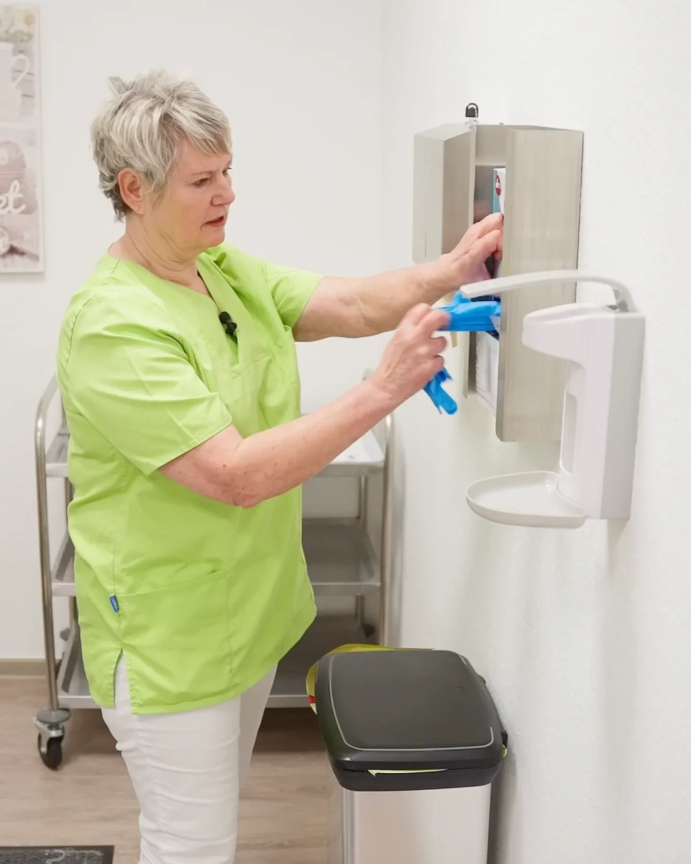 Wundzentrum Wessel: Karin entnimmt Handschuhe